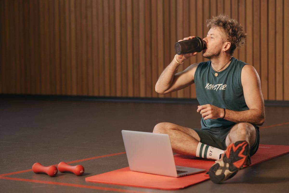 ilustrasi meminum whey protein