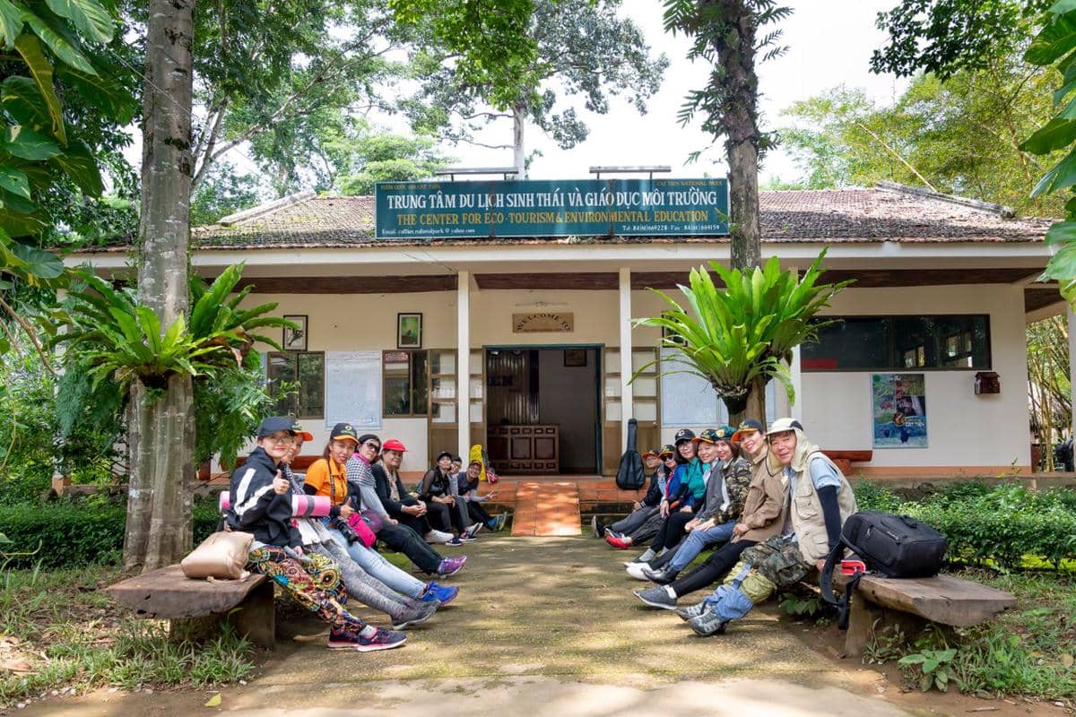 ilustrasi traveling di alam