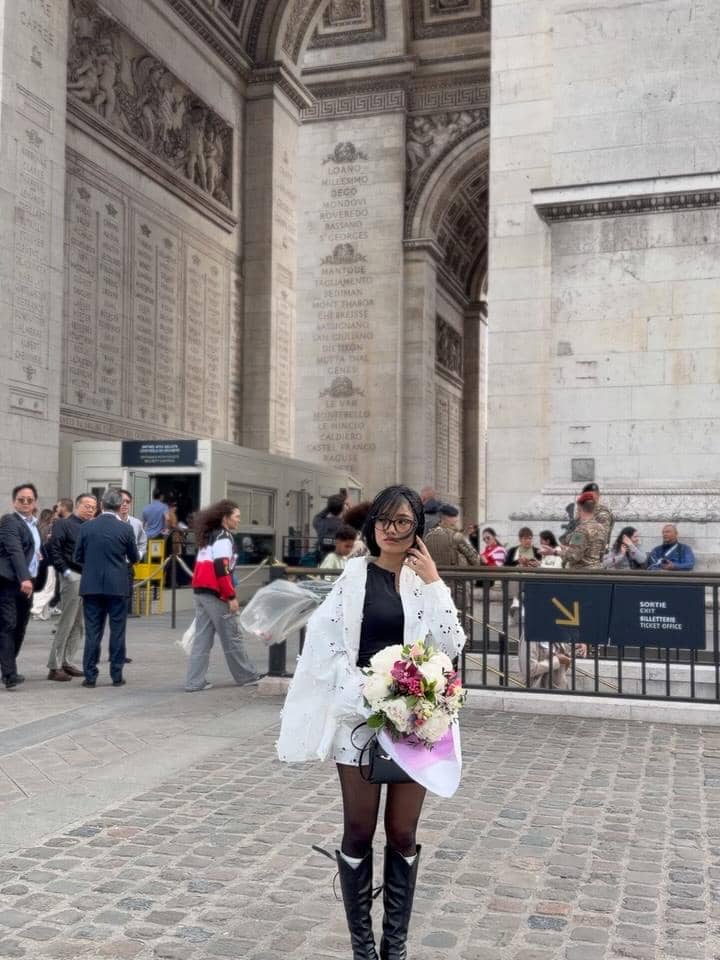 Fadly Faisal saat jalan-jalan di Paris