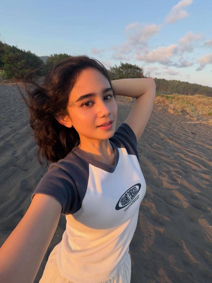 Tissa Biani menikmati suasana Pantai Parangtritis Yogyakarta