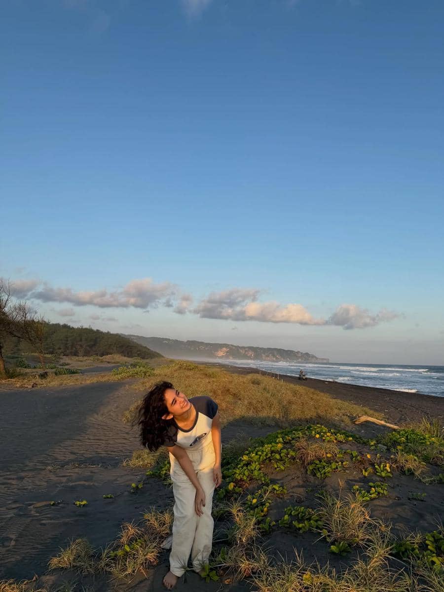 Tissa Biani menikmati suasana Pantai Parangtritis Yogyakarta