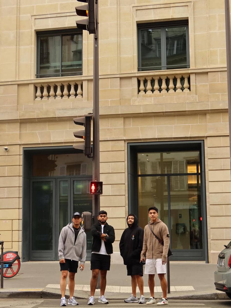 Fadly Faisal saat jalan-jalan di Paris