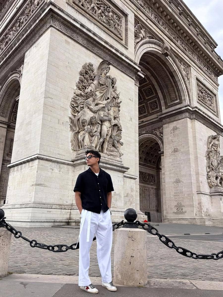 Fadly Faisal saat jalan-jalan di Paris