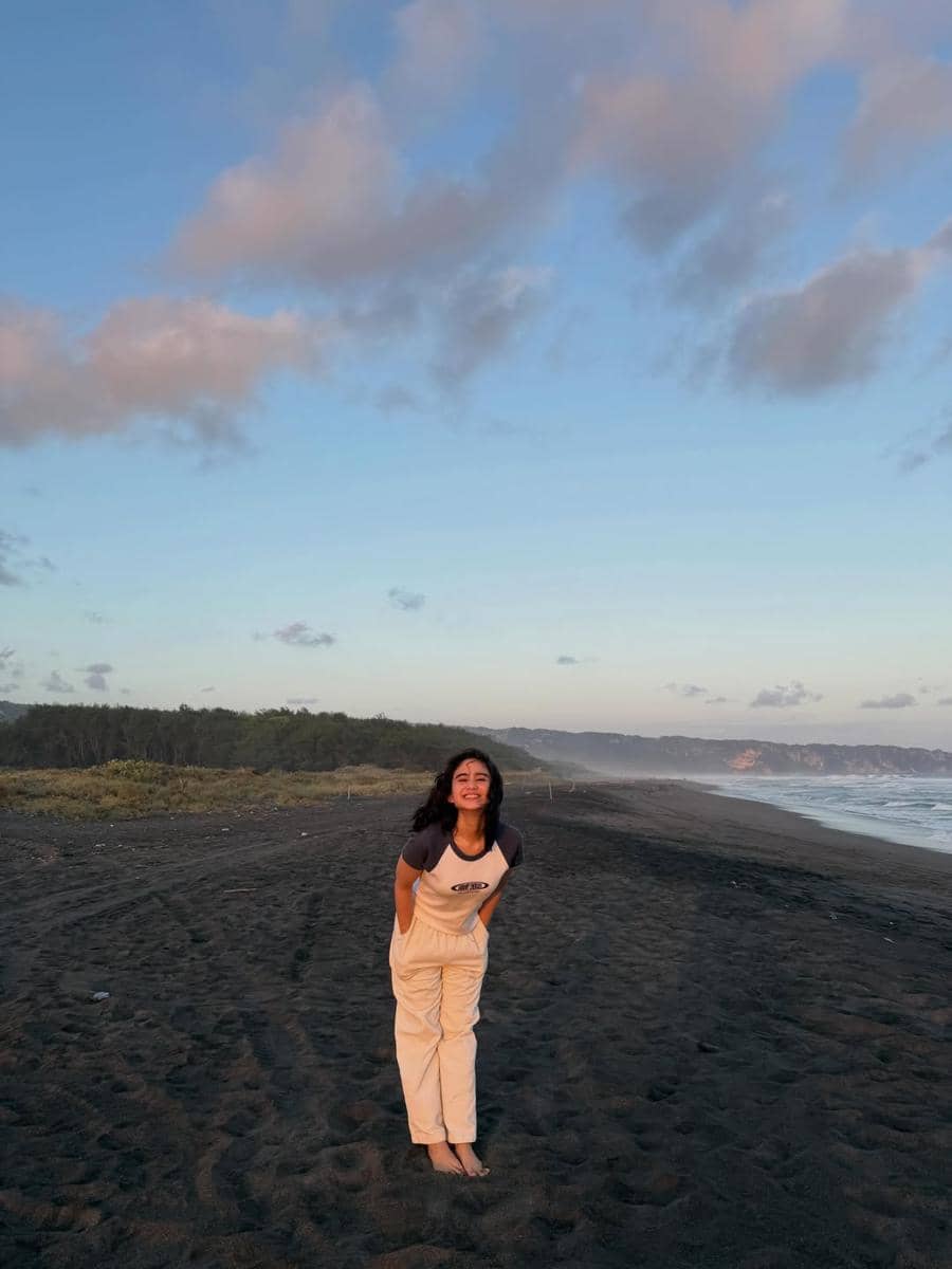 Tissa Biani menikmati suasana Pantai Parangtritis Yogyakarta