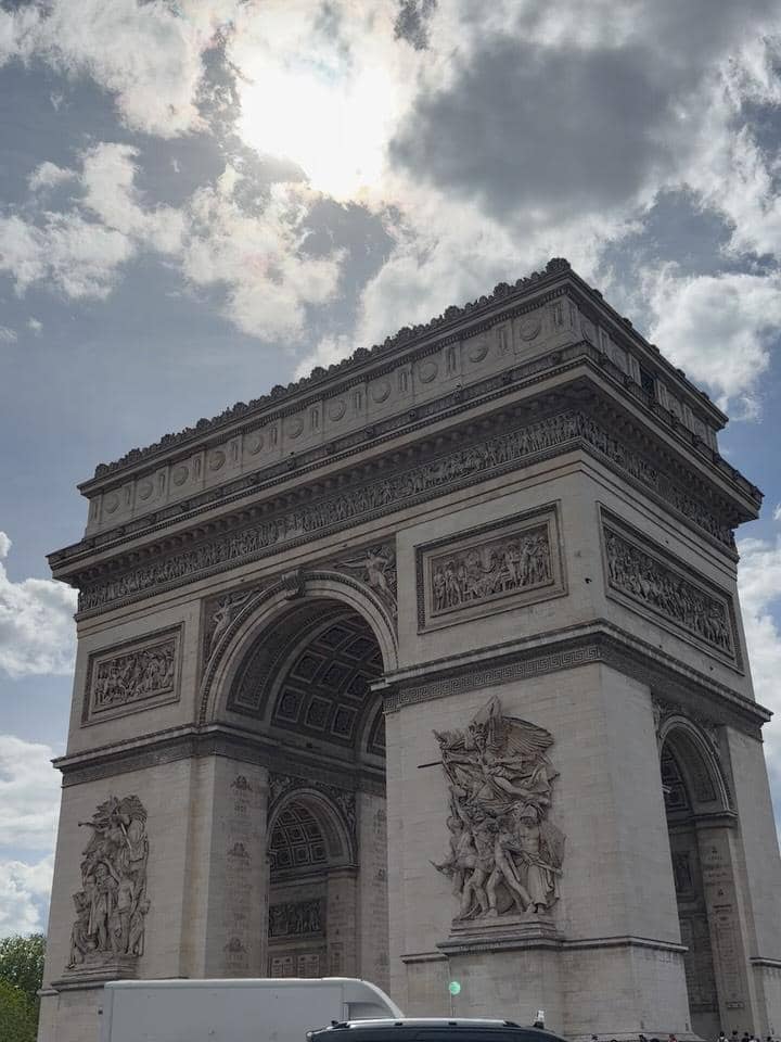 Fadly Faisal saat jalan-jalan di Paris