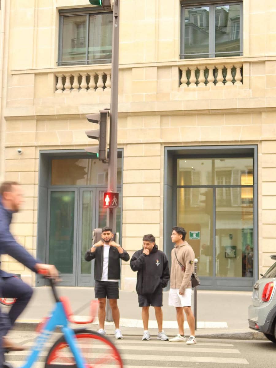 Fadly Faisal saat jalan-jalan di Paris