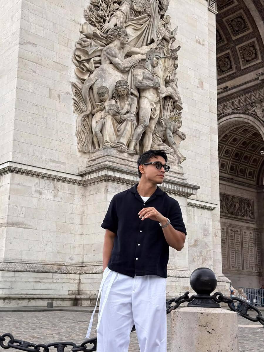 Fadly Faisal saat jalan-jalan di Paris