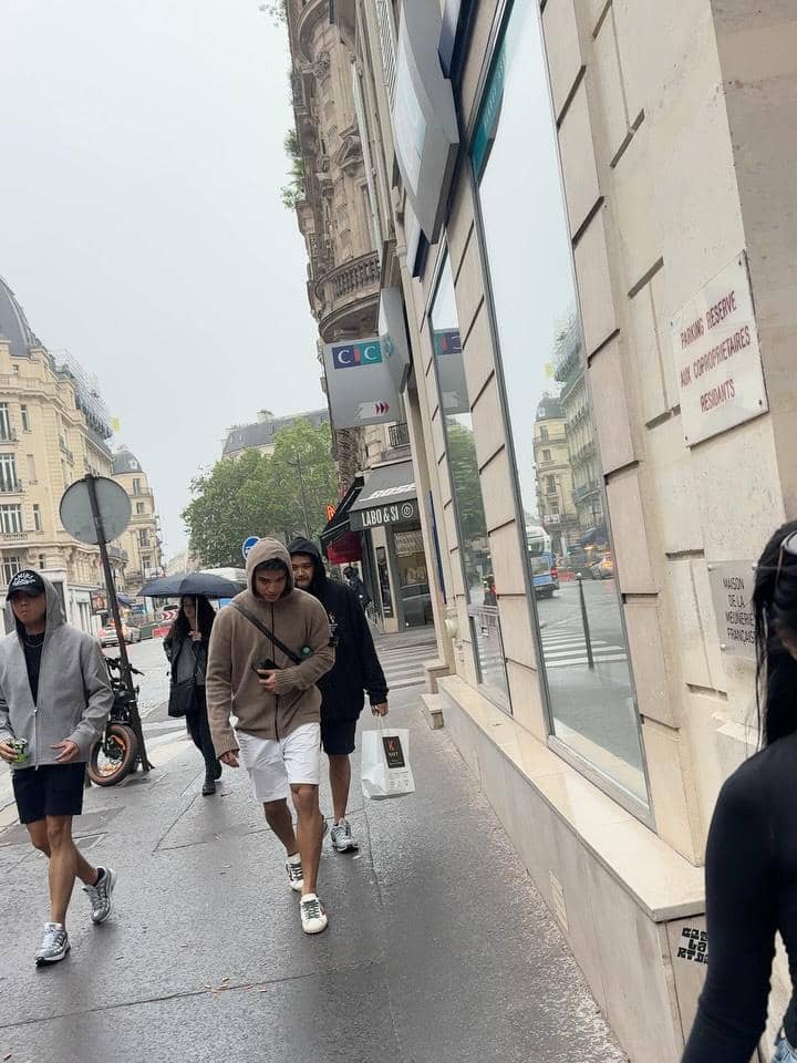 Fadly Faisal saat jalan-jalan di Paris