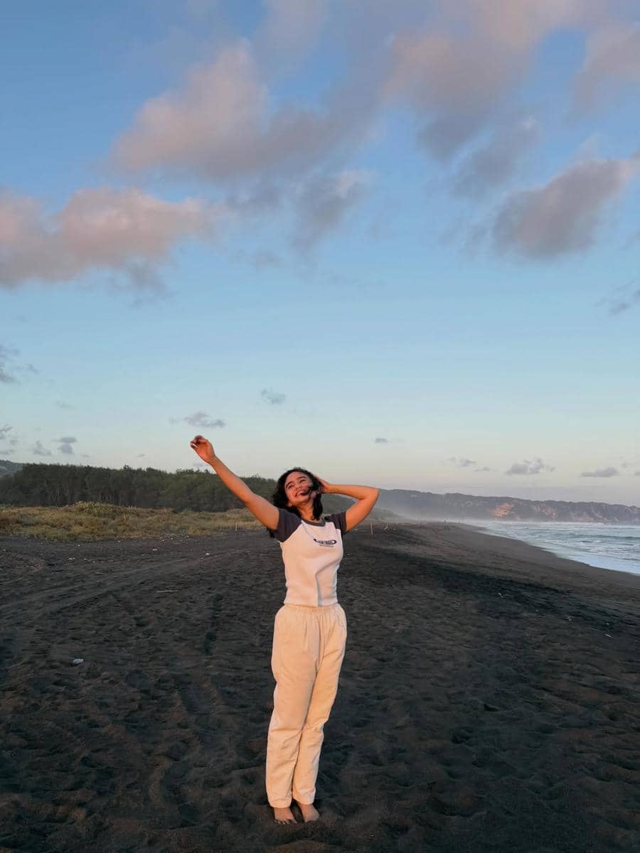 Tissa Biani menikmati suasana Pantai Parangtritis Yogyakarta