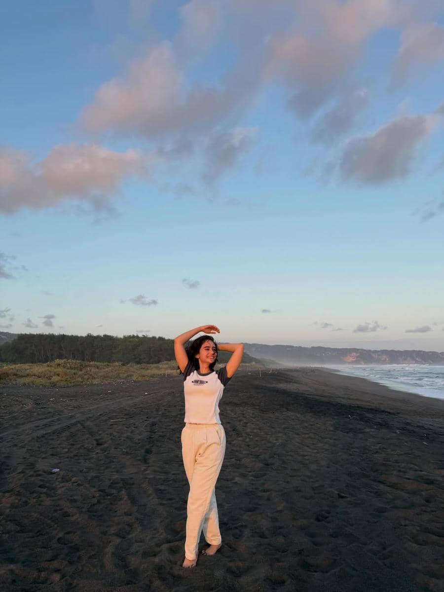 Tissa Biani menikmati suasana Pantai Parangtritis Yogyakarta