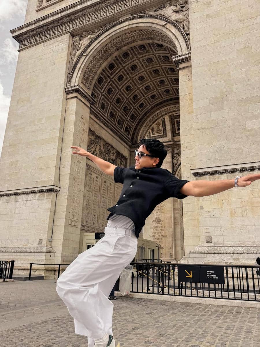 Fadly Faisal saat jalan-jalan di Paris