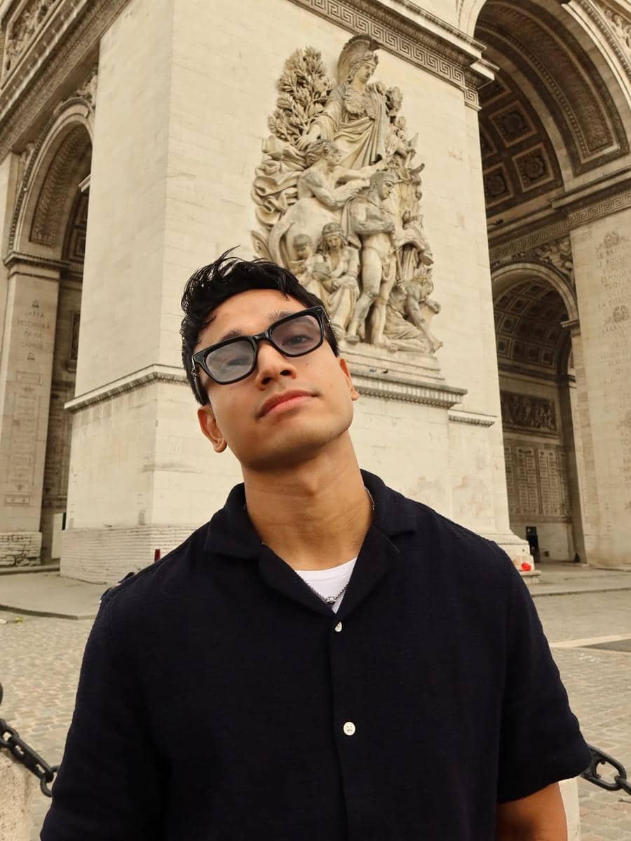 Fadly Faisal saat jalan-jalan di Paris