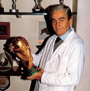 Silvio Gazzaniga, pematung asal Italia yang merancang trofi Piala Dunia FIFA pada tahun 1971.