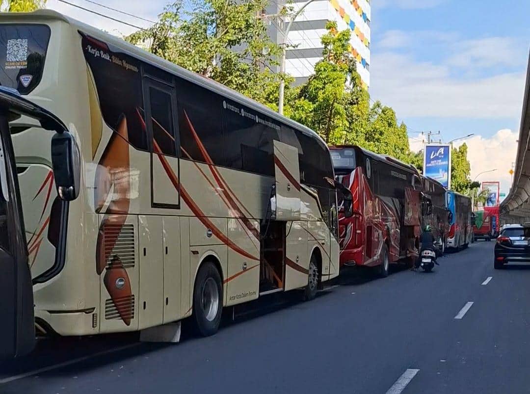 Antrean kendaraan di SPBU Pertamina Jalan A.P. Pettarani, Kecamatan Panakkukang, Makassar, Rabu (10/6/2026). (IDN Times/Darsil Yahya)