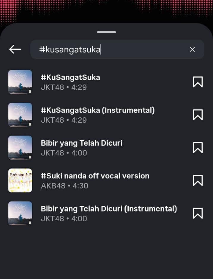 Tampilan pencarian lagu di Instagram dengan tagar #KuSangatSuka menampilkan beberapa lagu JKT48 dan AKB48 di layar ponsel.