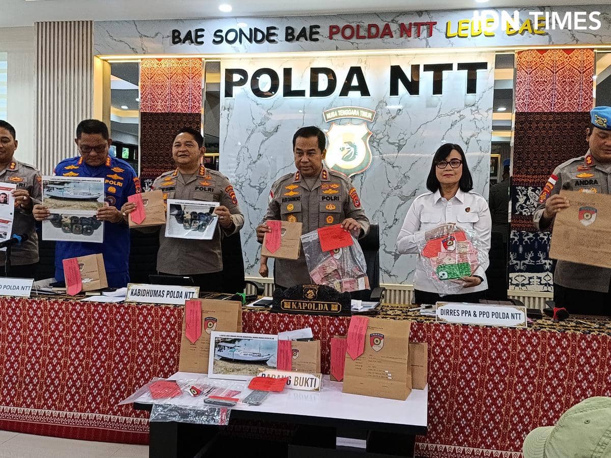 Kapolda NTT bersama jajaran kepolisian memamerkan barang bukti saat rilis kasus tindak pidana perdagangan orang di Polda NTT.