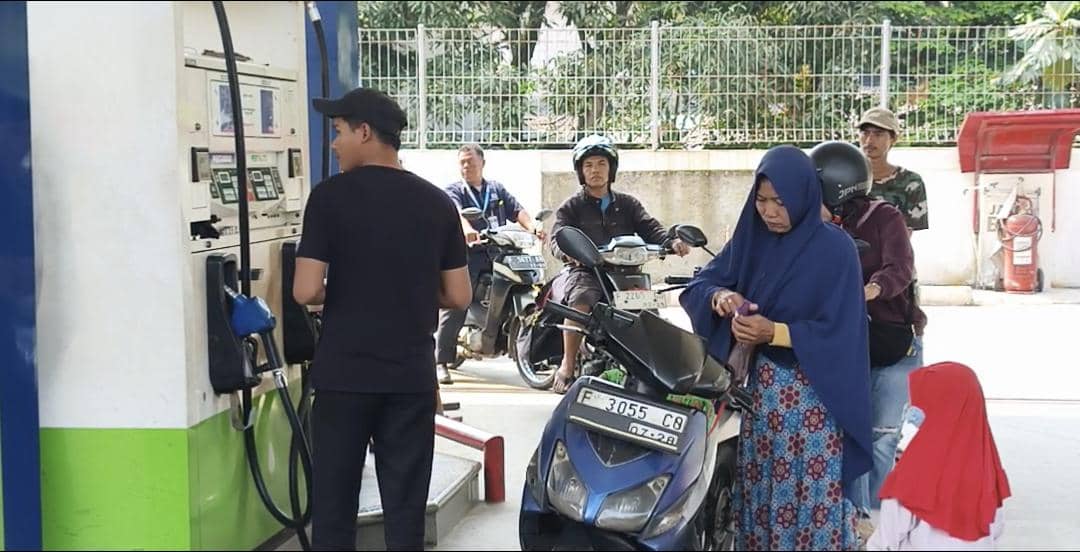 Warga mengantre untuk mengisi Pertamax di SPBU Kota Bogor setelah kenaikan harga bahan bakar, dengan beberapa pengendara motor menunggu giliran.