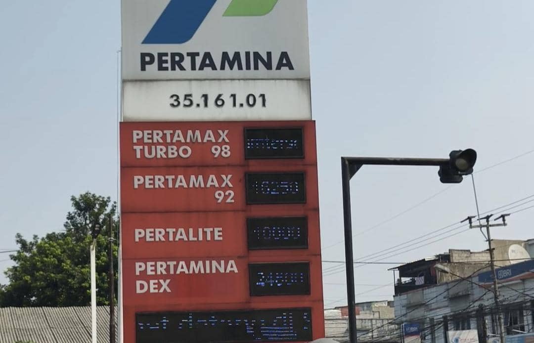 Papan informasi harga BBM di SPBU Pertamina menampilkan harga terbaru Pertamax, Pertalite, dan Pertamina Dex setelah kenaikan BBM non-subsidi.