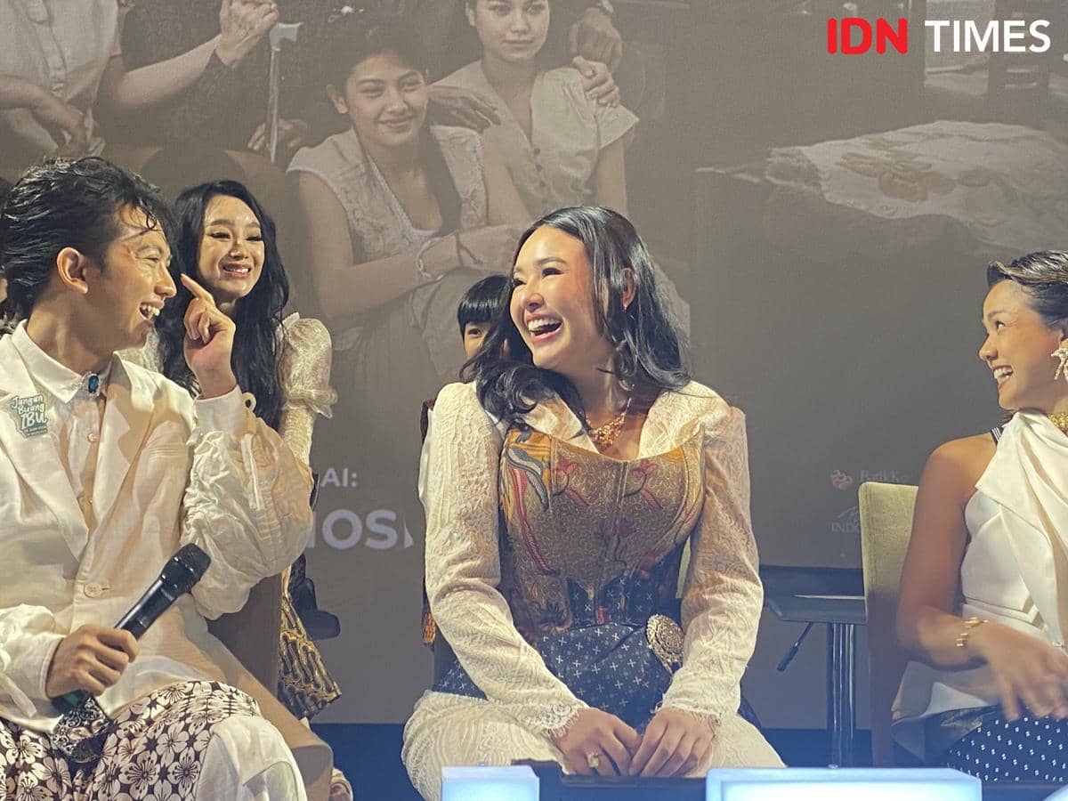 Beberapa pemain film tertawa bersama saat acara premier film Jangan Buang Ibu di XXI Plaza Indonesia dengan latar poster film.