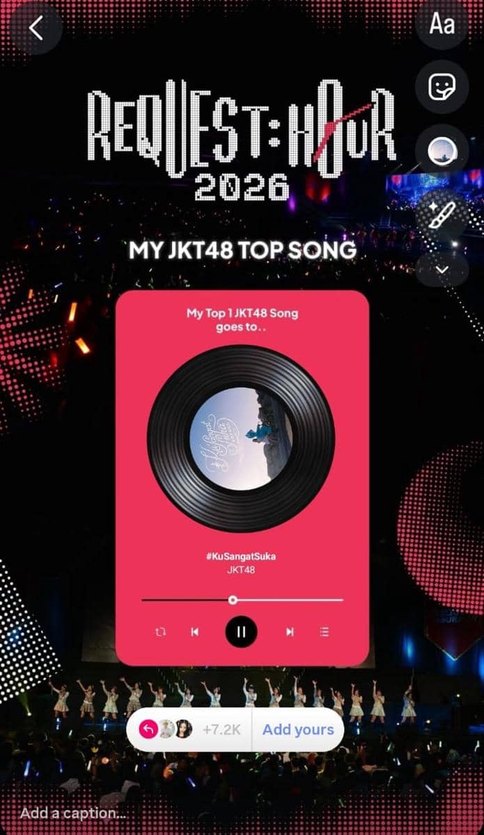 Tampilan template Request Hour JKT48 2026 di Instagram dengan latar konser dan daftar lagu favorit penggemar.