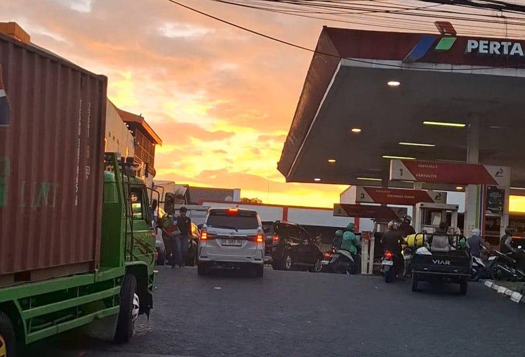 Antrean kendaraan di SPBU Pertamina Jalan A.P. Pettarani, Kecamatan Panakkukang, Makassar, Rabu (10/6/2026). (IDN Times/Darsil Yahya)