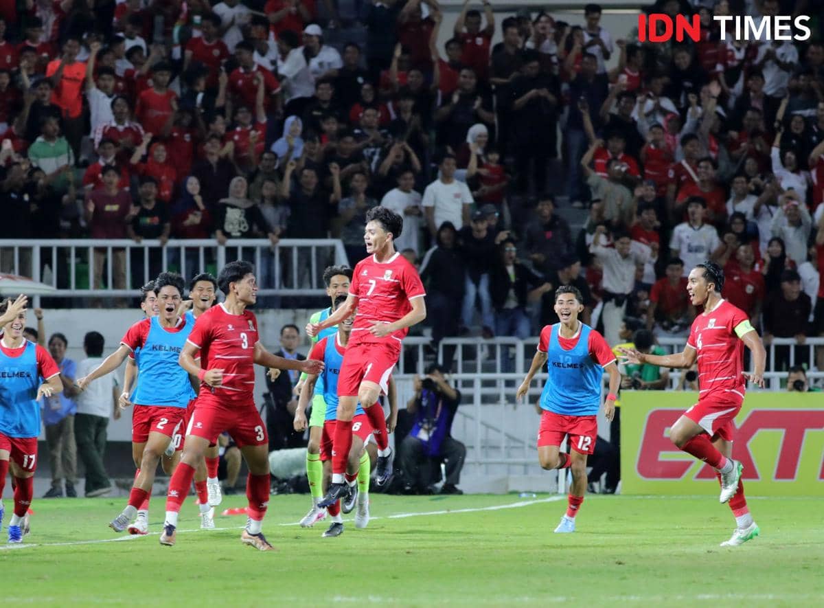 Pemain Timnas Indonesia U-19 merayakan gol di Stadion Utama Sumut saat laga Piala AFF U-19 dengan sorak penonton di tribun.