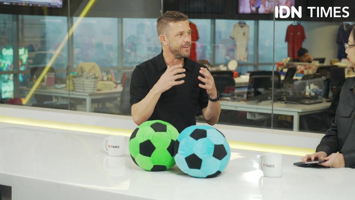 Eks pemain Persib asal Australia, Robbie Gaspar dalam Real Talk bersama Uni Lubis di kantor IDN Times, Kuningan, Jakarta (IDN Times/Mikho Fr