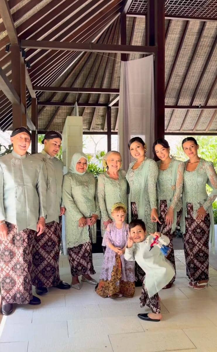 Gaya Keluarga dan Tamu di Pengajian-Siraman Jennifer Coppen (instagram.com/sitimodiste.kebaya)