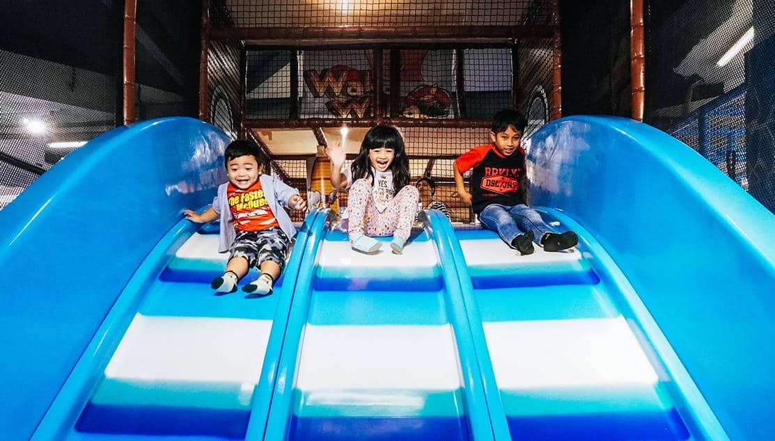 Potret anak-anak bermain di Waka Waka Bali