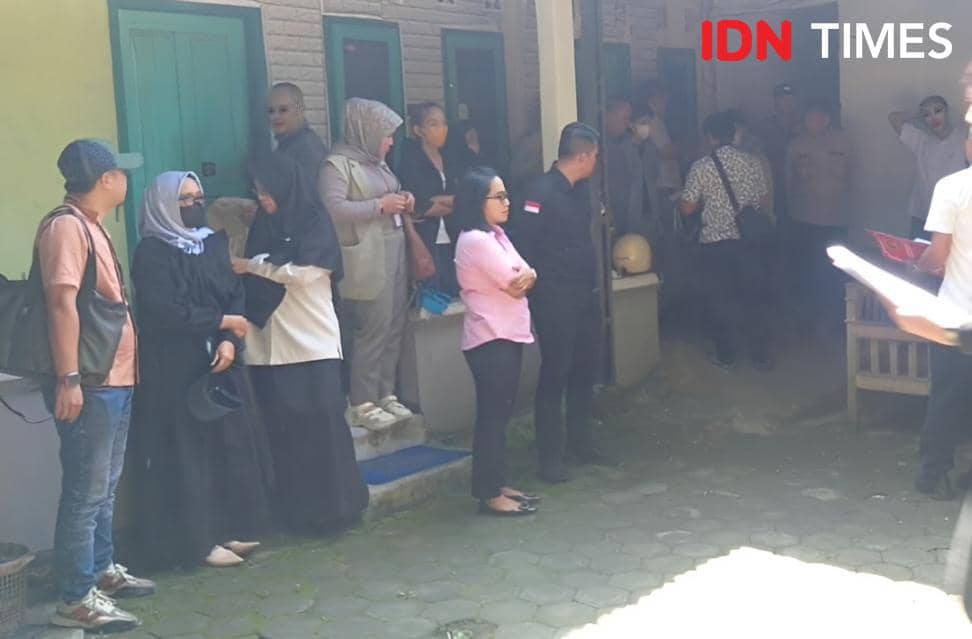 Kuasa hukum korban bersama petugas dan tim pidana umum Kejari Banyumas memantau jalannya rekonstruksi di sebuah lokasi perumahan.