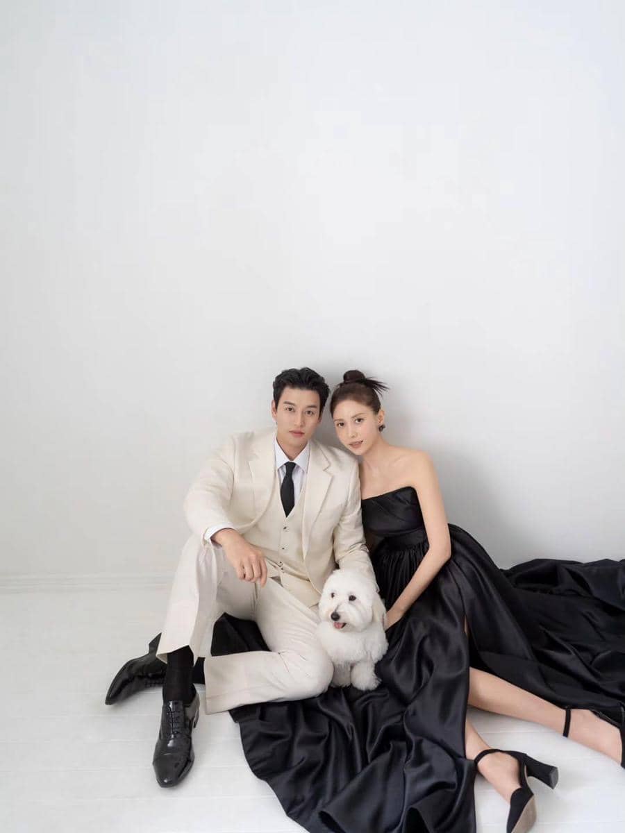 Eli U-KISS dan calon istri berpose dalam jas hingga gaun pernikahan, bersama seekor anjing.