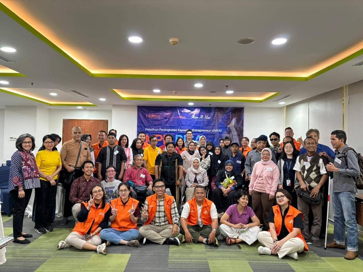 Peserta dan panitia Program MPM BISA berfoto bersama di ruang pelatihan peningkatan kapasitas entrepreneur UMKM.