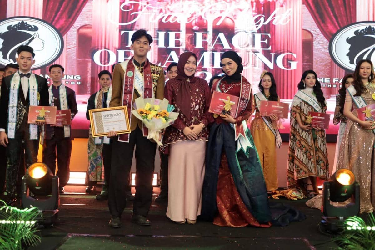 Para finalis ajang The Face of Lampung berdiri di atas panggung dengan pakaian formal dan tradisional, memegang sertifikat serta buket bunga.