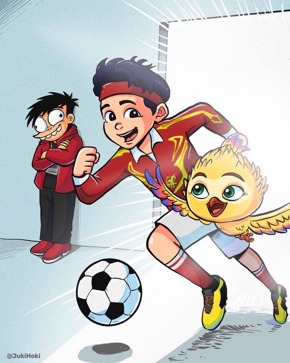 Karakter animasi Indonesia mengenakan seragam sepak bola merah berlari bersama burung garuda kecil berwarna cerah mengejar bola di lapangan.