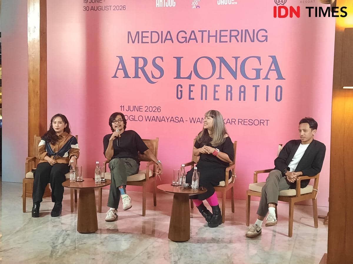 Empat pembicara duduk di kursi kayu saat media gathering ARTJOG 2026 Ars Longa: Generatio di Sleman dengan latar belakang merah muda.