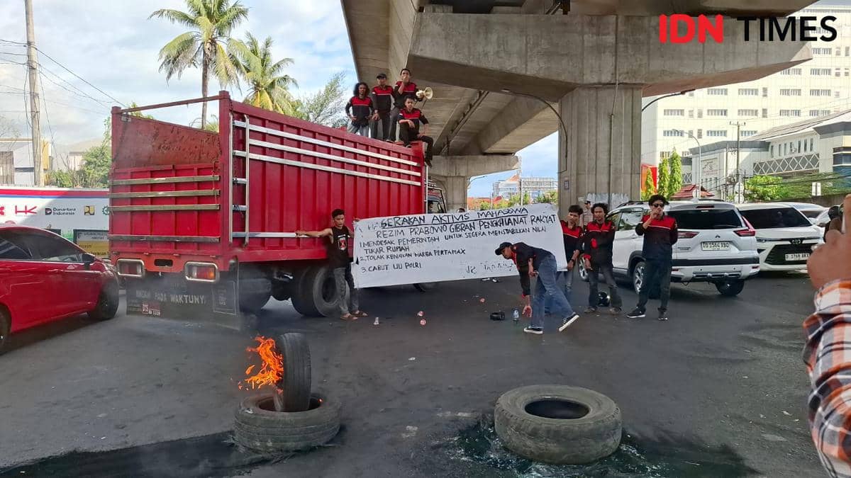 Kelompok mahasiswa menggelar unjuk rasa penolakan kenaikan harga BBM Pertamax di Pertigaan Jalan Hertasning - AP Pettarani, Makassar, Kamis 