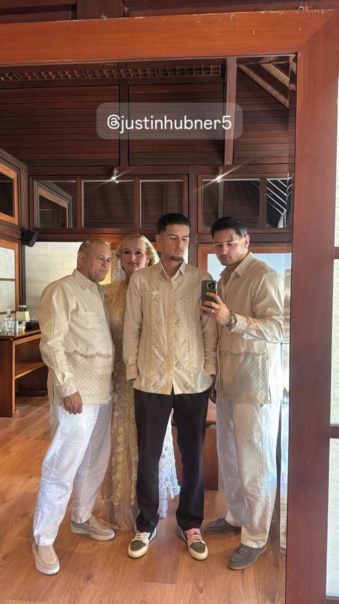 Keluarga berpose bersama mengenakan busana tradisional berwarna krem di dalam ruangan kayu saat acara pengajian dan siraman.