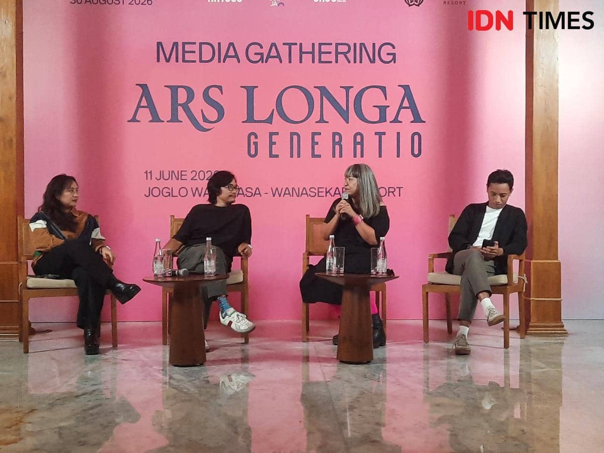 Empat pembicara duduk di panggung dengan latar merah muda bertuliskan Ars Longa Generatio saat media gathering ARTJOG 2026 di Sleman.