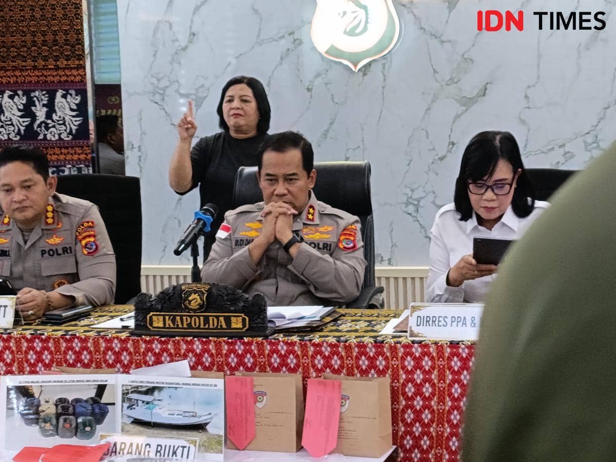 Kapolda NTT bersama jajaran kepolisian memberikan keterangan pers terkait kasus TPPO di Nusa Tenggara Timur dengan barang bukti di meja.