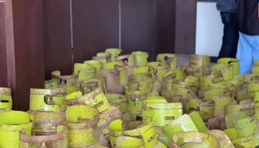 Polres OKU Timur membongkar praktik pengoplosan gas subsidi.