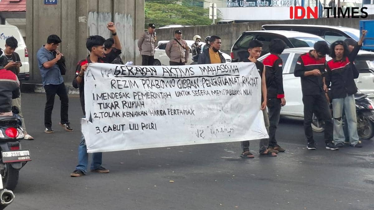 Kelompok mahasiswa menggelar unjuk rasa penolakan kenaikan harga BBM Pertamax di Pertigaan Jalan Hertasning - AP Pettarani, Makassar, Kamis 