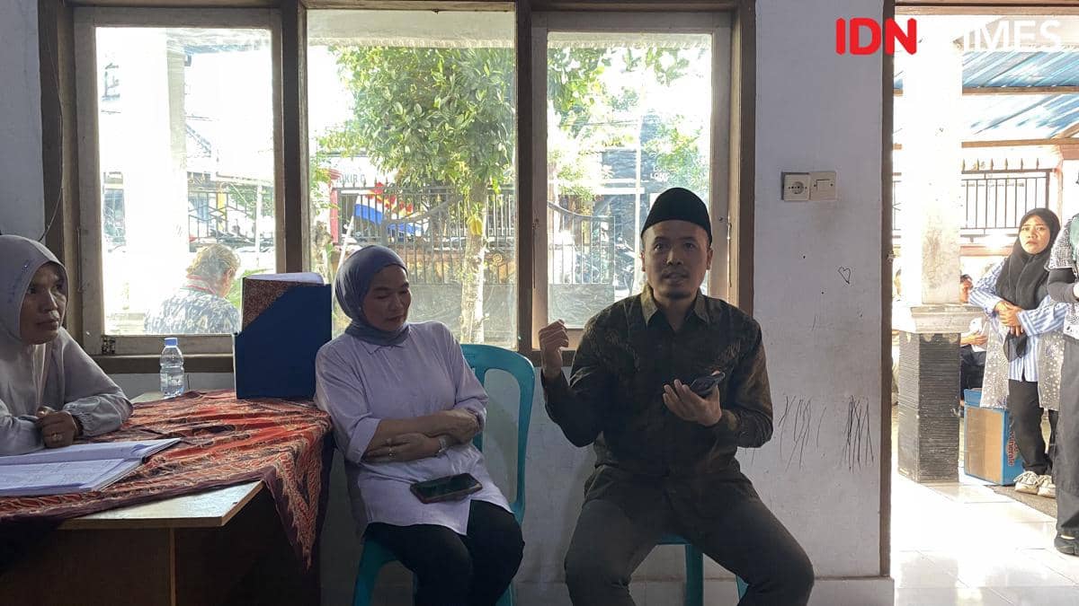 Mantan Kepala Desa Kembang Kerang Yahya Putra, yang bantu pembatalan pernikahan anak di desanya. (IDN Times/ Marcheilla Ariesta)
