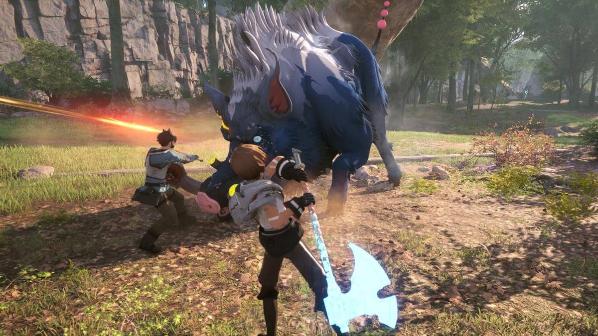 Dua karakter game bertarung melawan monster besar berbentuk babi hutan biru di area hutan dengan senjata bercahaya.