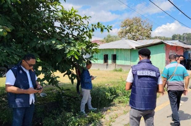 Petugas kepolisian berpakaian sipil melakukan olah TKP di area perumahan Labuan Bajo terkait kasus penikaman antara anggota TNI dan Brimob.