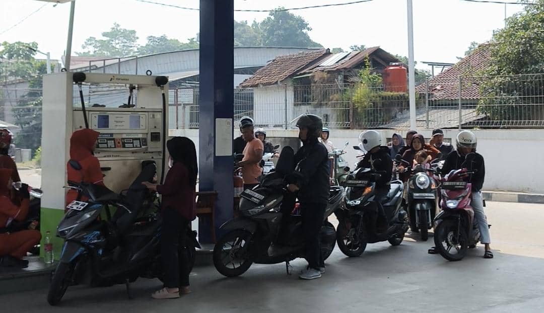 Pengendara motor mengantre untuk mengisi bahan bakar di SPBU Kota Bogor setelah harga pertamax mengalami kenaikan.
