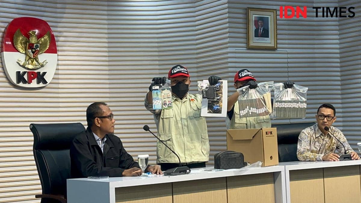 Barang Bukti OTT Pejabat BPK Sumsel: Uang Rp200 Juta dan Mobil SUV