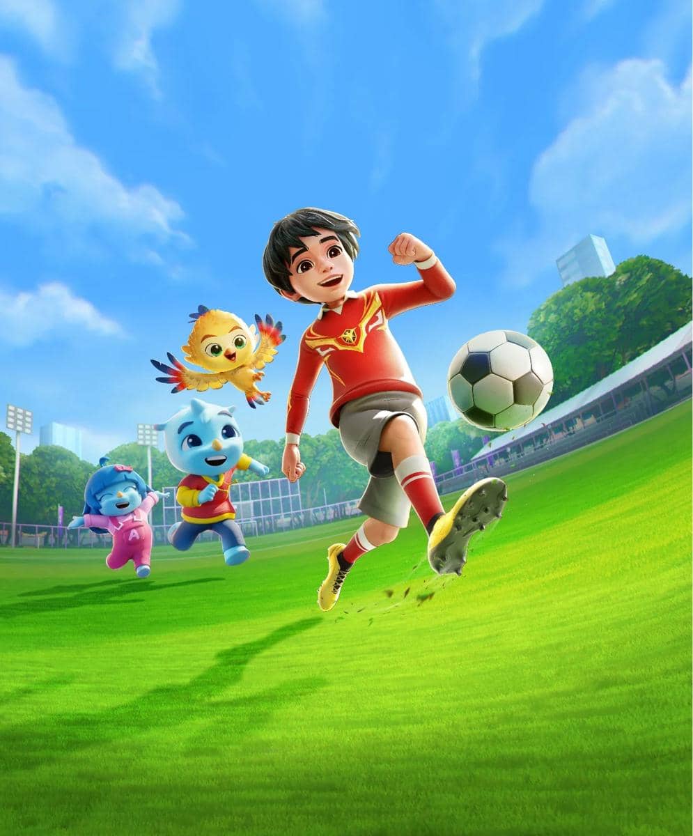 Karakter animasi anak laki-laki menendang bola di lapangan hijau dengan teman-teman berwarna cerah yang berlari di belakangnya.