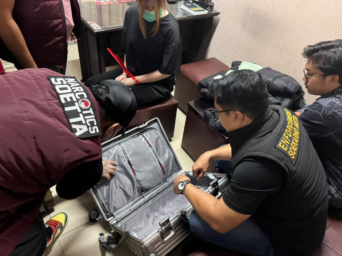 Petugas Polresta Bandara Soekarno-Hatta memeriksa koper milik seorang warga negara Hongkong yang diduga menyelundupkan 10,9 kg ketamin.