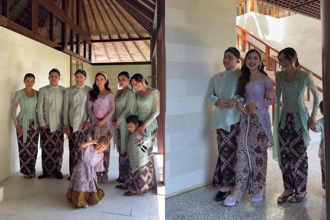 Sejumlah orang mengenakan busana tradisional Jawa dengan kebaya dan kain batik saat acara siraman menjelang pernikahan di sebuah bangunan bergaya tradisional.