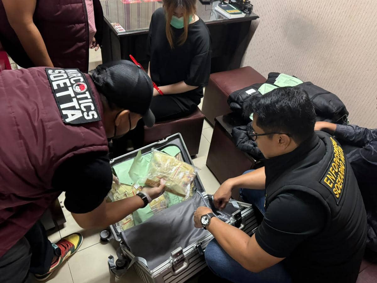 Petugas Polresta Bandara Soekarno-Hatta memeriksa koper berisi paket ketamin seberat 10,9 kilogram dari warga negara Hongkong.